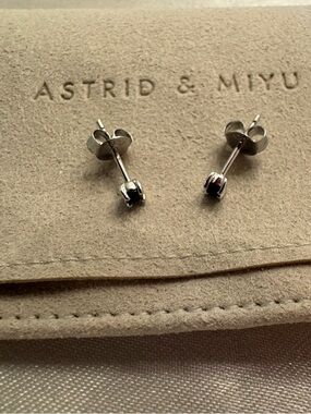 Astrid & MIYU Silver sapphire Minimal stud earrings